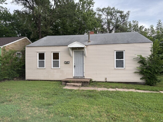 Building Photo - 1738 N Poplar Ave