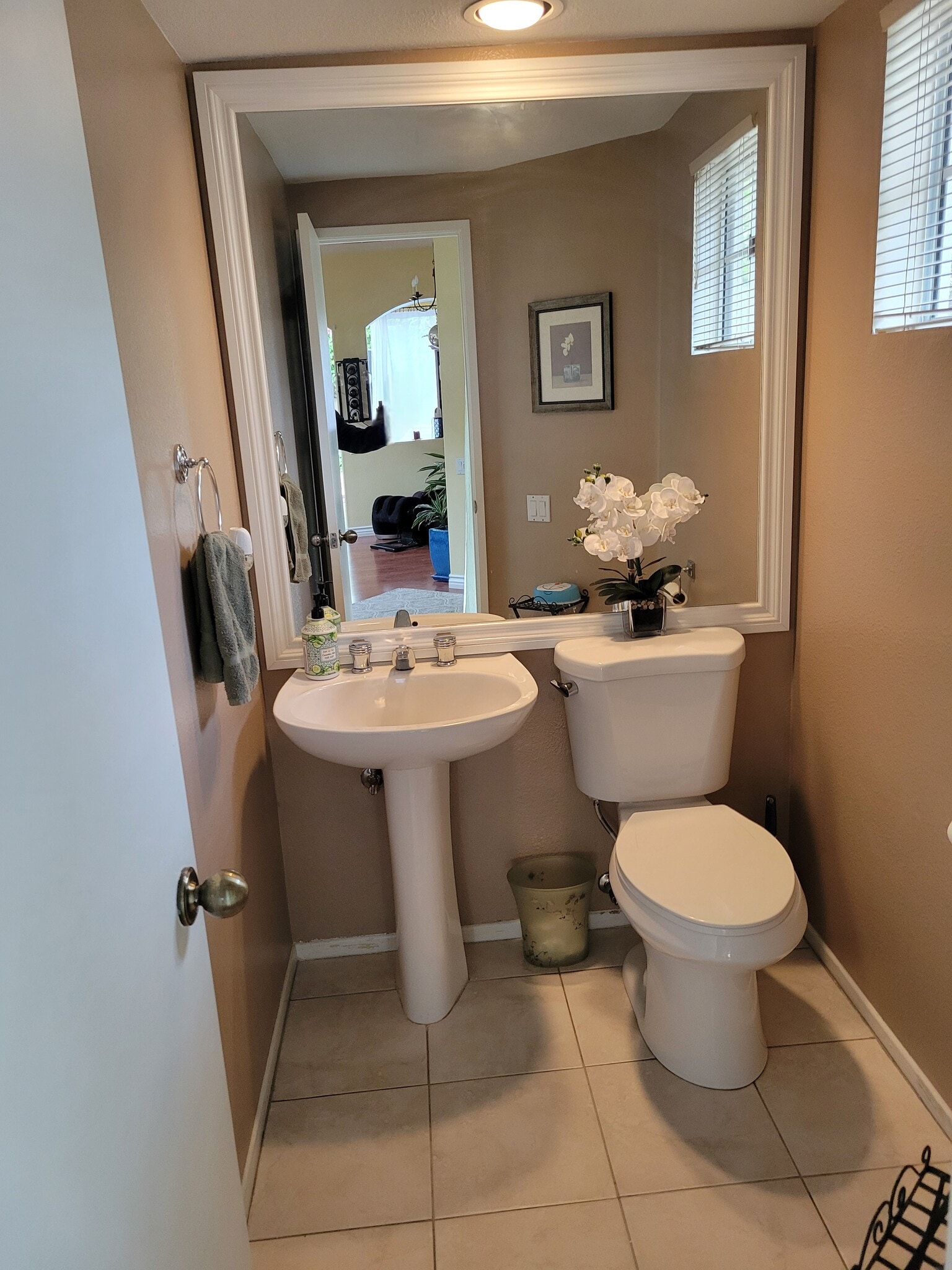 Shared downstairs bathroom - 59 Hawaii Dr