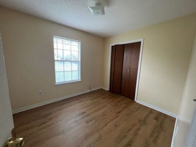 Building Photo - Pensacola - Amberwood - 3 bedroom, 2 bathroom