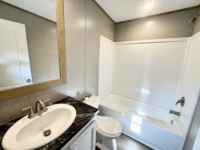 Building Photo - 2 Bedroom, 2 Full Bathrooms With Water Included in Pendleton