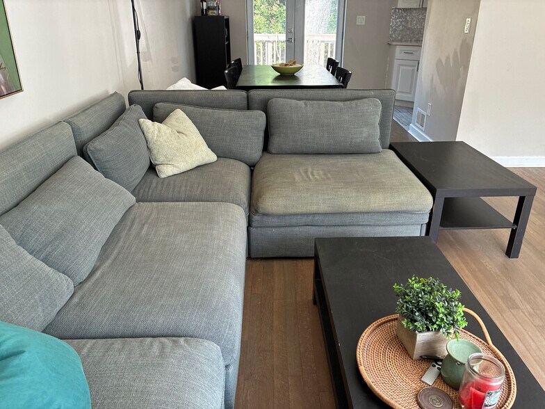 Building Photo - Room in House on Trafalgar Way