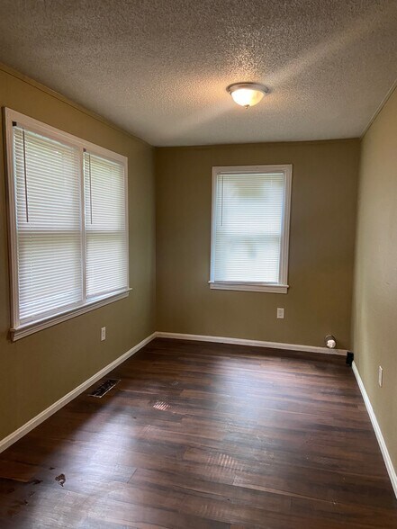 Building Photo - 600 9th Ct S