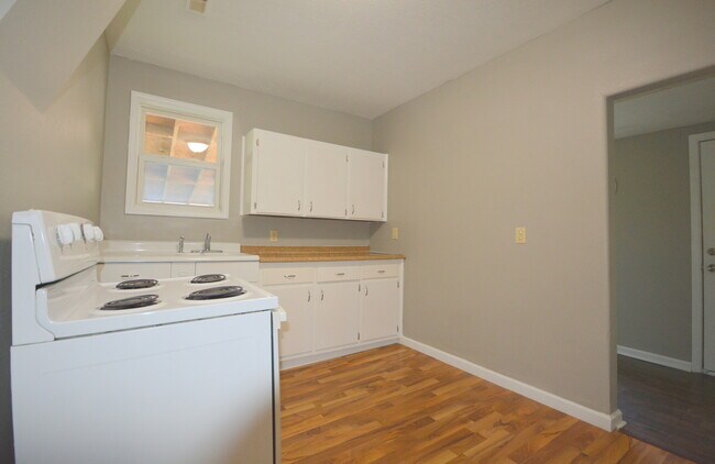 Building Photo - 2 Bedroom 1 Bath Home with a Carport