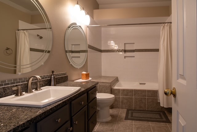 Large master bathroom - 5555 E Briarwood Ave