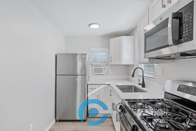 Building Photo - 4853 Mansfield St