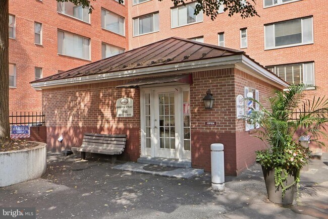 Building Photo - 1121 Arlington Blvd