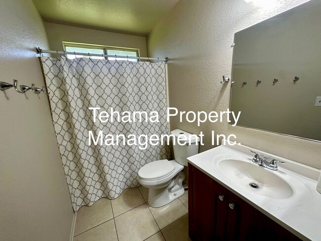 Building Photo - Cute 2 Bedroom 1 Bath Home w/ Large Backyard