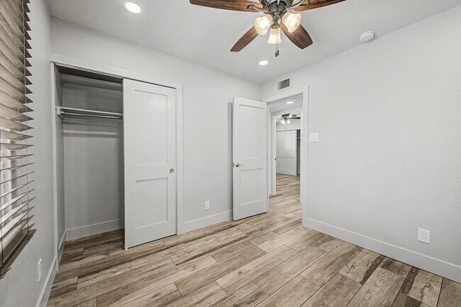 Building Photo - 710 E Bell De Mar Dr