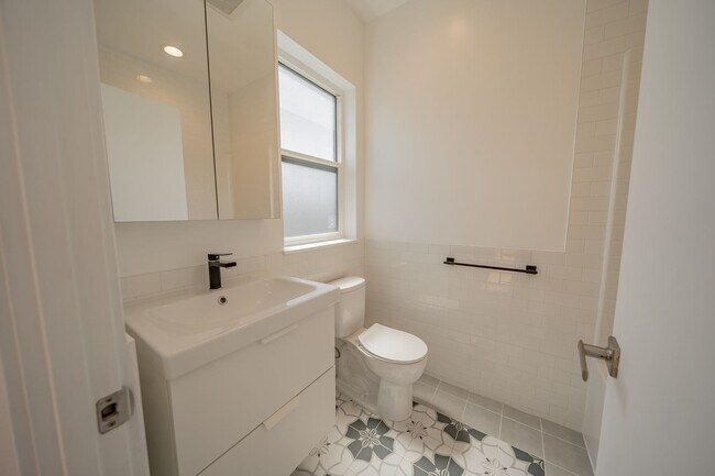 Building Photo - 848 32nd St
