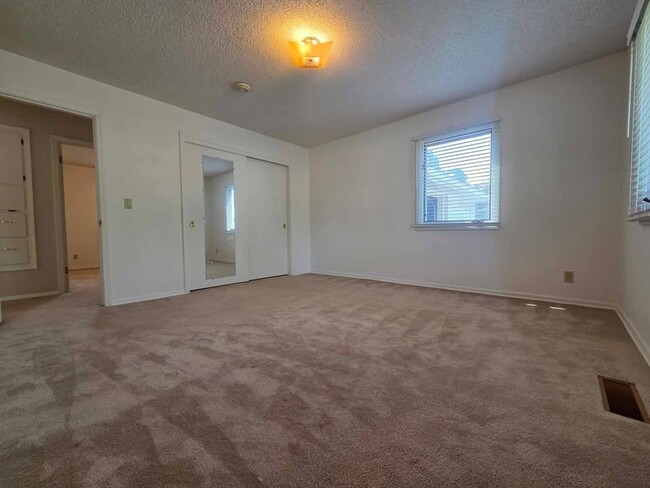 Building Photo - Quiet Rental in Waterville with Garden!
