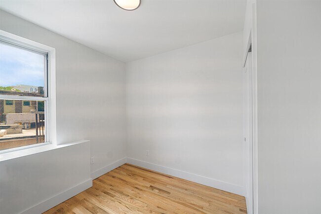 Building Photo - 163 3rd St