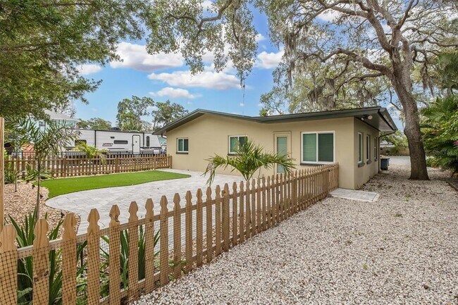 Building Photo - 211 Timberlane Dr
