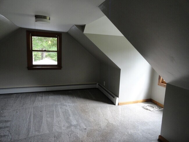 Building Photo - 211 Old Meeting House Rd