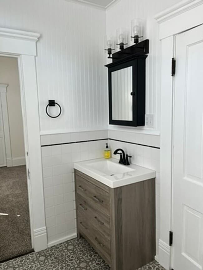 Building Photo - 3 Bed 1 Bath Single Family Home Close to H...