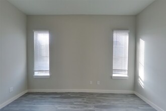 Building Photo - 9835 Willow Creek Commerce Dr