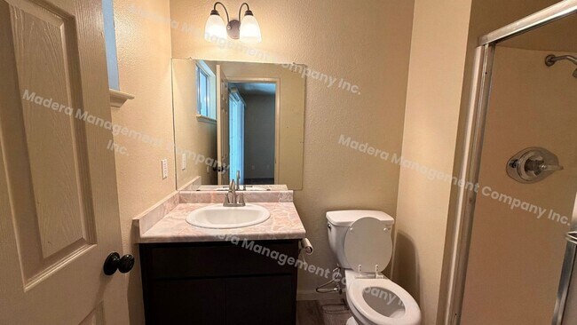 Building Photo - 4 bed/2 Bath - Available now