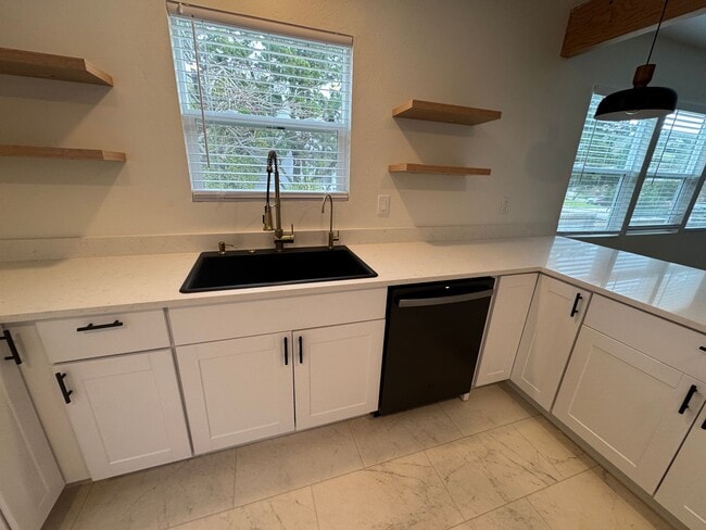 Building Photo - 2 Bedrooms, 1 Bath, Garage, Washer and Dryer Hookups