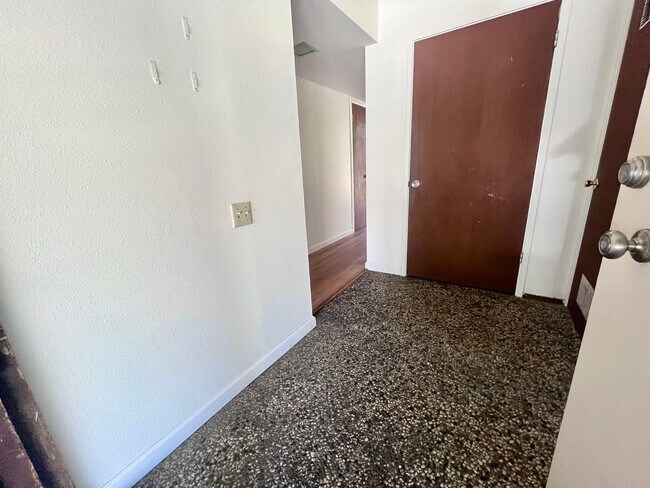 Building Photo - Charming 2-bedroom, 1-bath duplex with a yard