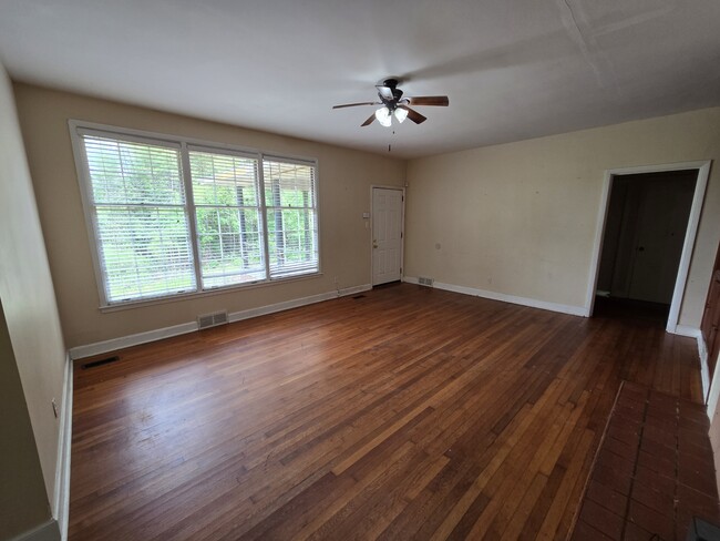 Building Photo - 604 Highland Park Dr