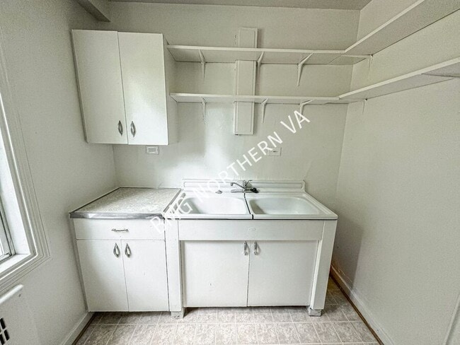 Building Photo - 214 N George Mason Dr