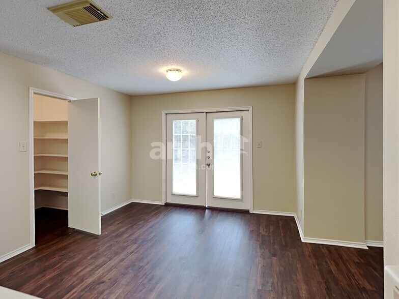 Building Photo - 2231 Creekside Bend