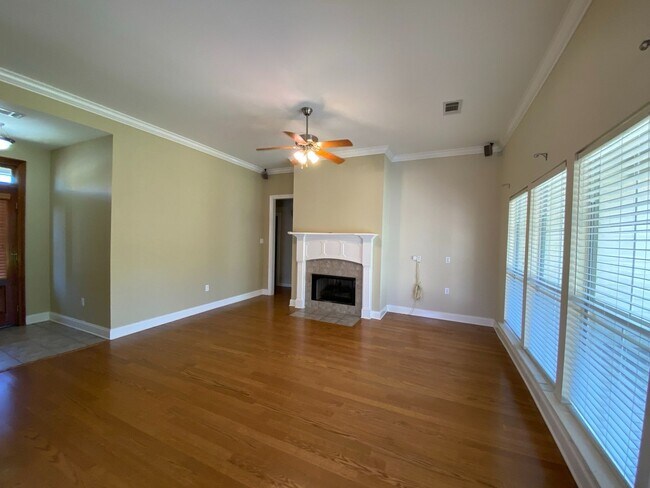 Building Photo - 3 Bed, 2 Bath in Worthington Lake