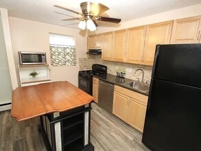 Building Photo - Rent reduced +10% odd 1st Month rent. Updated 1 bedroom condo in ideal North Reading / Andover Rt...