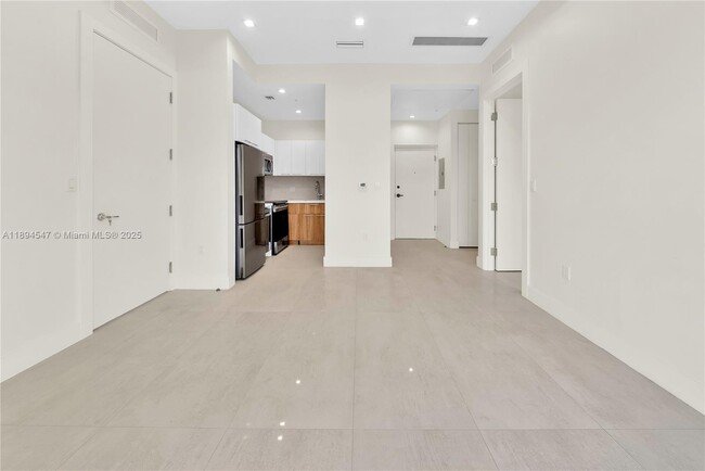 Building Photo - 530 SW 11th Ave