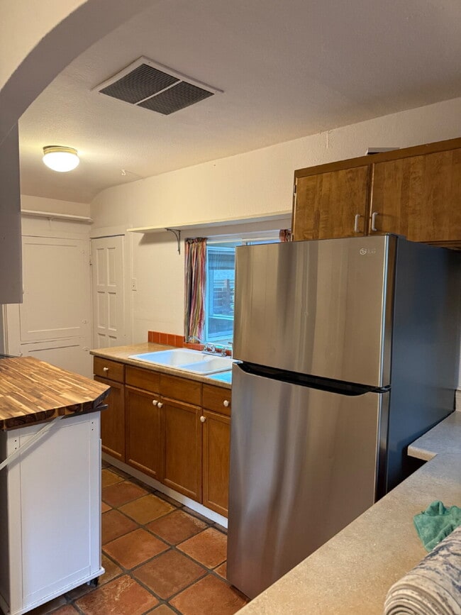 Building Photo - Beautiful and cozy 3 Bedroom 1 Bathroom Ho...