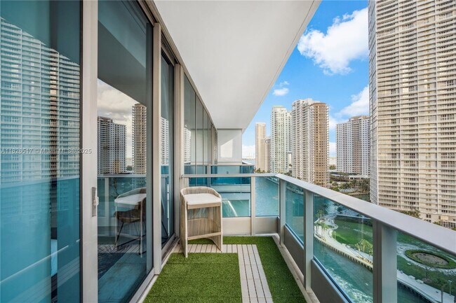 Building Photo - 200 Biscayne Blvd Way