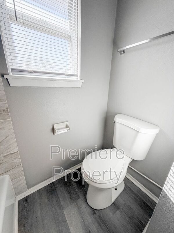 Building Photo - 223 N Oak Dr