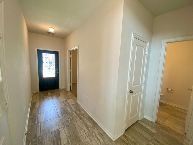 Building Photo - Spacious 4/2.5 beauty ~ Refrigerator/Washe...