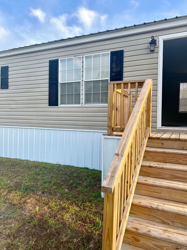 Building Photo - Move in ready!! 2BD/2BA spacious mobile home!