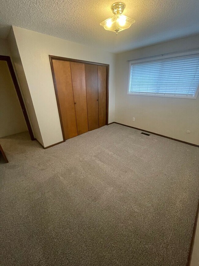 Building Photo - Amazing Freshly Updated Four Bedroom Two Bath Home In Amazing Lebanon Location!