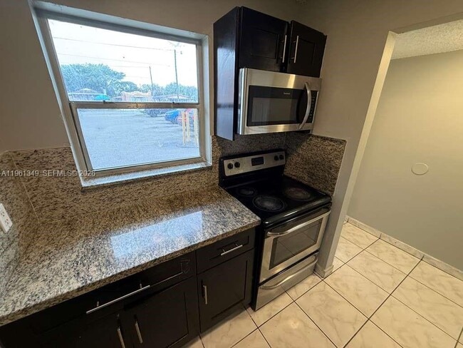 Building Photo - 2721 NW 23rd Ct