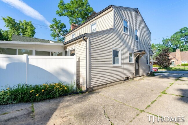 Building Photo - 8 Wallinwood Ave NE