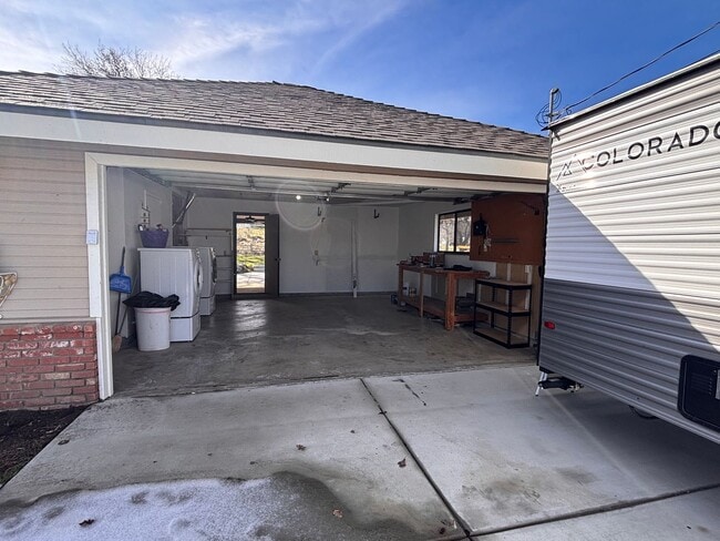 Building Photo - Beautiful Stallion Springs Home With A View!