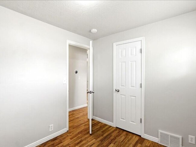 Building Photo - Salt Lake-Glendale 3 bed 2 bath home