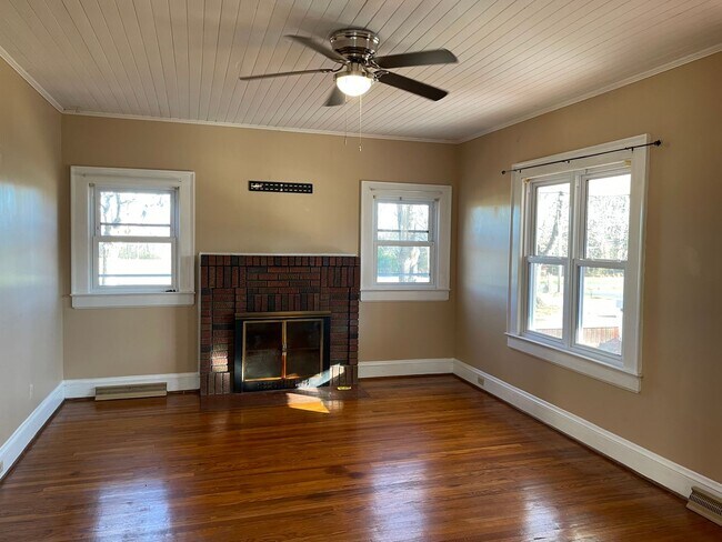 Building Photo - 4-5 bedroom home in Franklinville