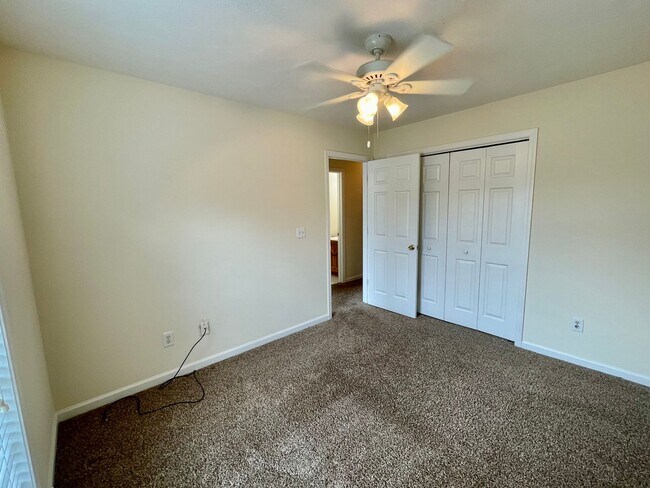 Building Photo - 4 Bedrooms in Eastern Oaks
