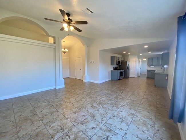 Building Photo - SPACIOUS HOME IN HURRICANE FOR RENT!