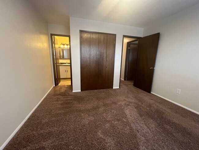 Building Photo - Extra Large 2 bedroom 1.5 Bath Centrally L...