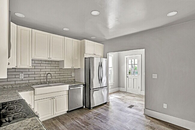 Building Photo - 4 bedroom 3 bath Springfield home