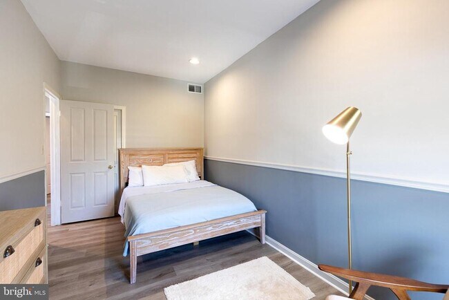 Building Photo - 447 Gittings St