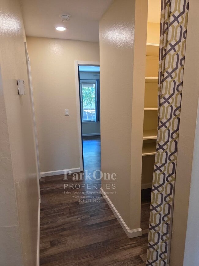 Building Photo - Super cool 2 bedroom condo with great loca...