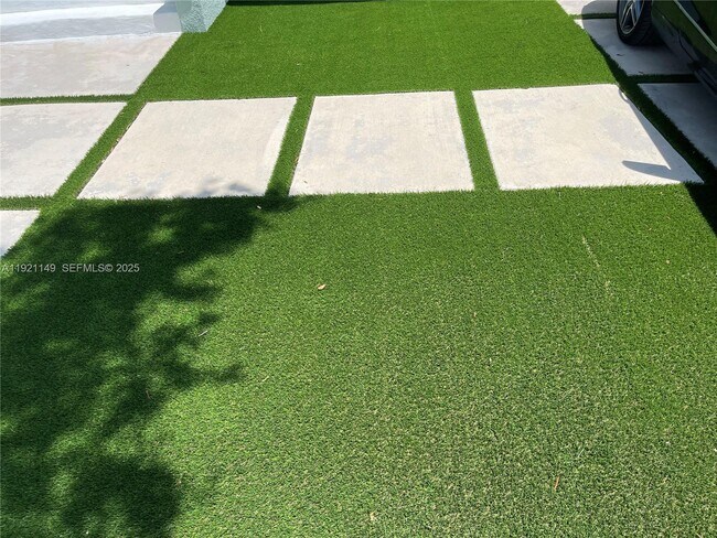 Building Photo - 27 NE 49th St