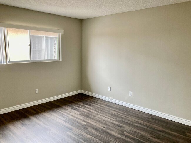 Building Photo - Remodeled 2 Bedroom 1 Bath