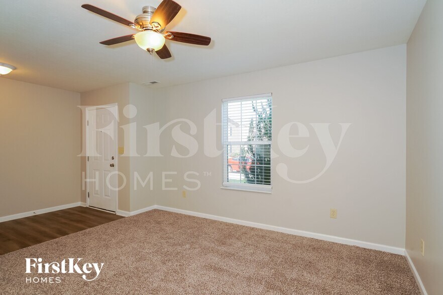 Building Photo - 2217 Hampton Dr