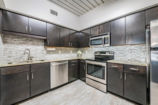 Building Photo - 2410 W Azeele St