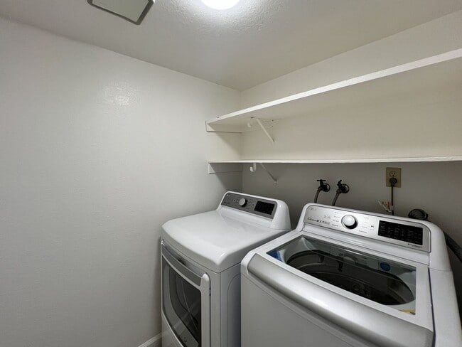 Building Photo - Spacious 2 Bed/2.5 Bath Napa Condo in Peac...